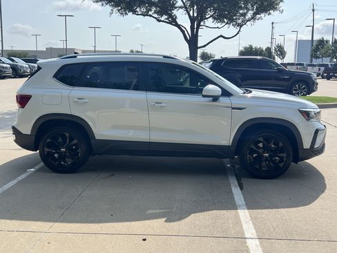 Certified 2022 Volkswagen Taos SE FWD image 11