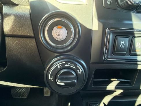 Used 2019 Nissan Titan SV w/ SV Convenience Package AWD/4WD image 18