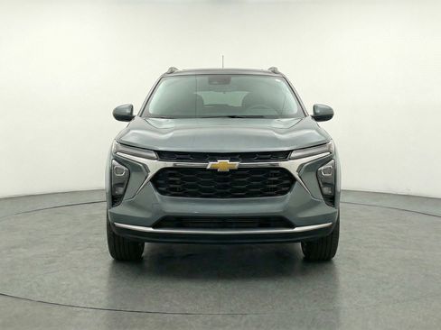 Used 2025 Chevrolet Trax LT w/ LT Convenience Package image 2