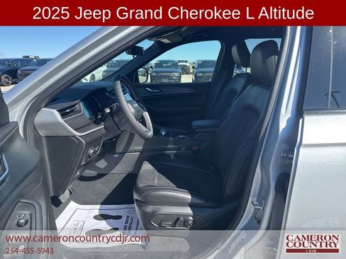 New 2025 Jeep Grand Cherokee L Laredo image 9