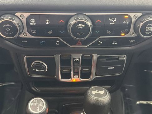 Used 2025 Jeep Wrangler Unlimited Sahara w/ Safety Group AWD/4WD image 23