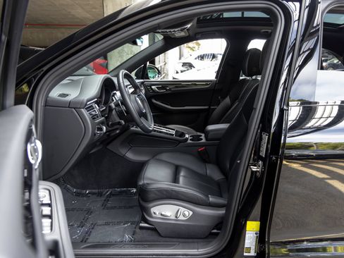 Certified 2026 Porsche Macan AWD/4WD image 25