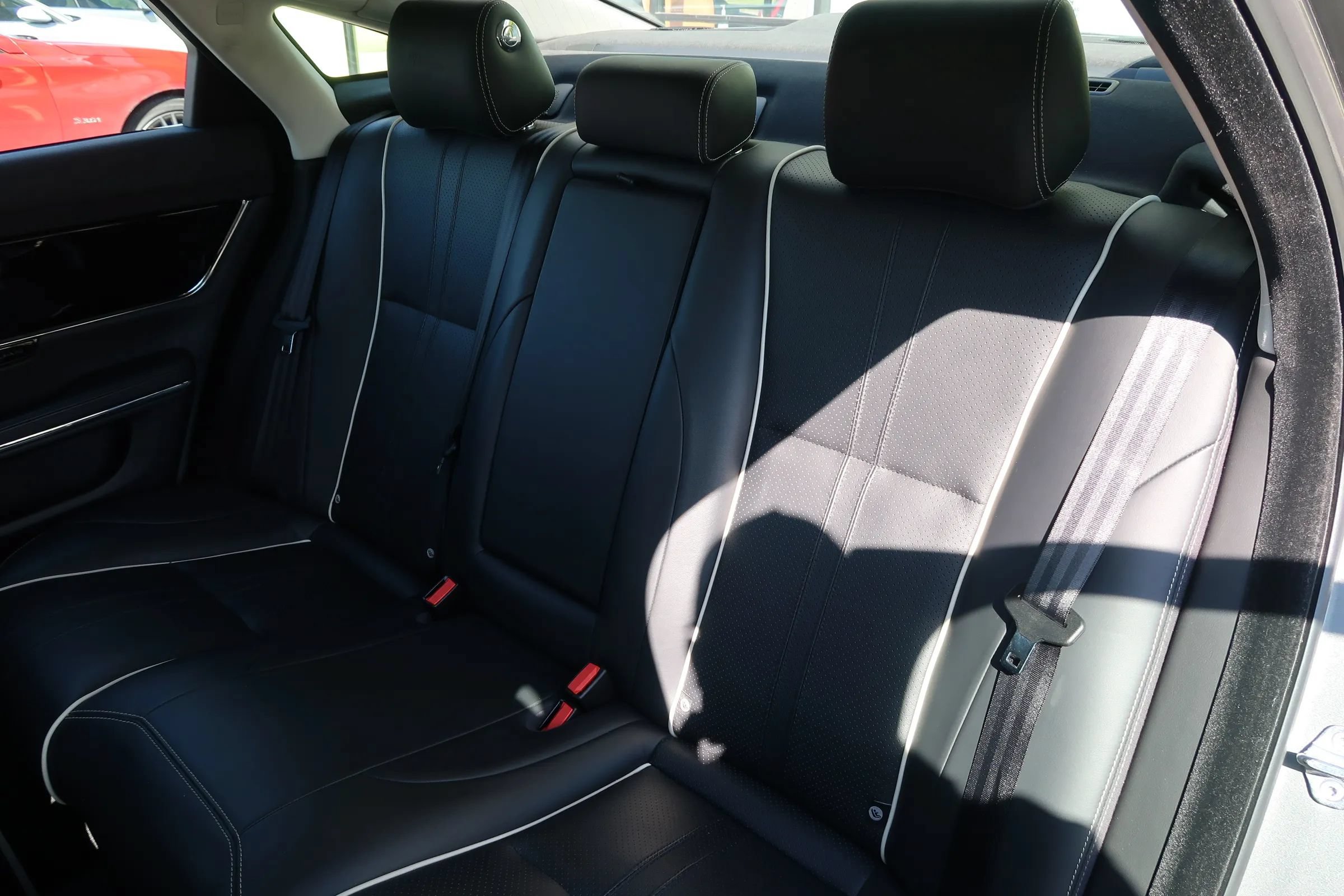 Used 2019 Jaguar XJ R-Sport RWD image 18