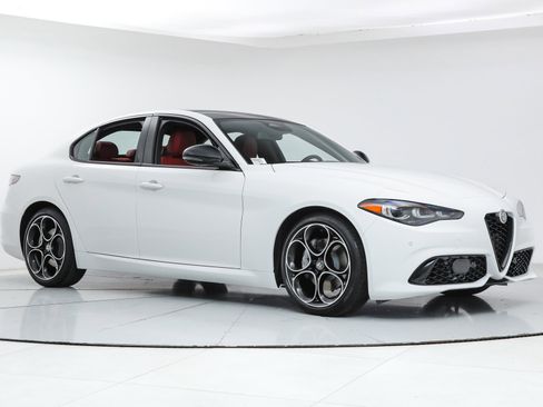 Used 2025 Alfa Romeo Giulia w/ Driving Assist Package image 7