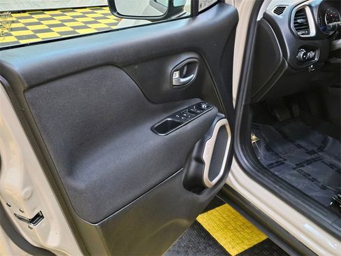 Used 2016 Jeep Renegade Latitude image 21