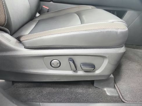 Used 2025 Nissan Pathfinder SL FWD image 38
