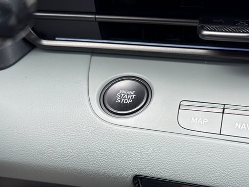 Used 2025 Hyundai Elantra Limited FWD image 17
