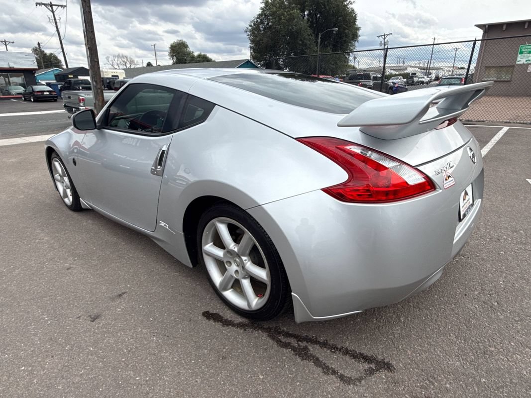Used 2011 Nissan 370Z Coupe RWD image 5