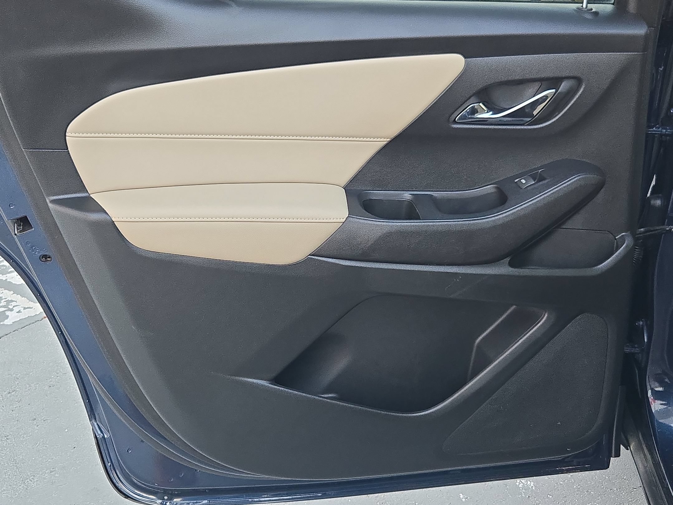 Used 2022 Chevrolet Traverse LT FWD image 33