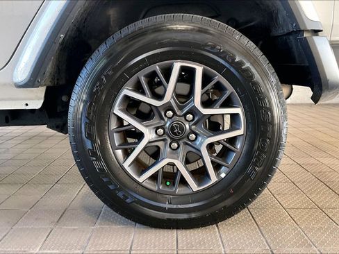 Used 2025 Jeep Wrangler Unlimited Sahara AWD/4WD image 33