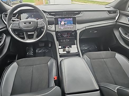 Certified 2025 Jeep Grand Cherokee Altitude image 3