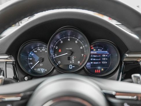 Certified 2024 Porsche Macan AWD/4WD image 18