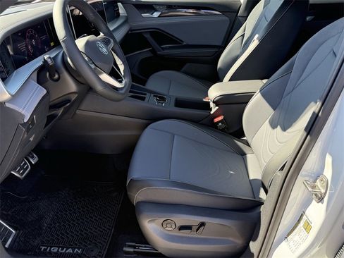 New 2026 Volkswagen Tiguan SE R-Line image 11