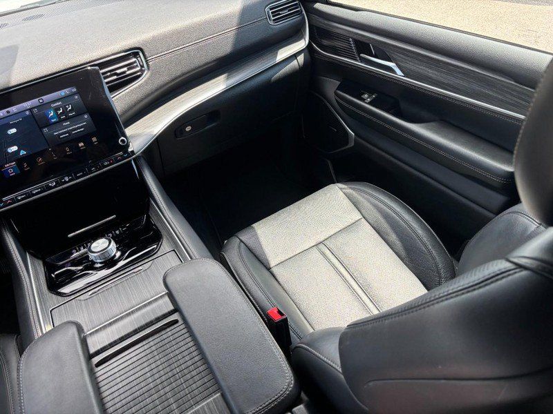Used 2023 Jeep Wagoneer L Series II AWD/4WD image 15