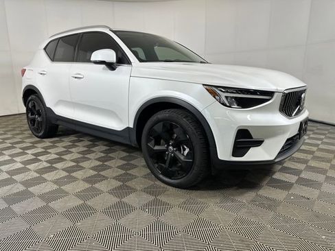 Used 2024 Volvo XC40 B5 Core image 2
