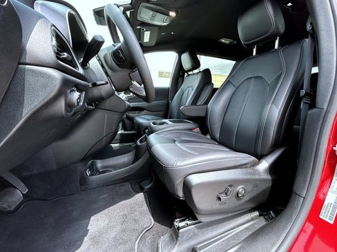 Used 2025 Chrysler Pacifica Select FWD image 11
