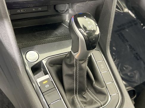 Used 2022 Volkswagen Tiguan SE image 16