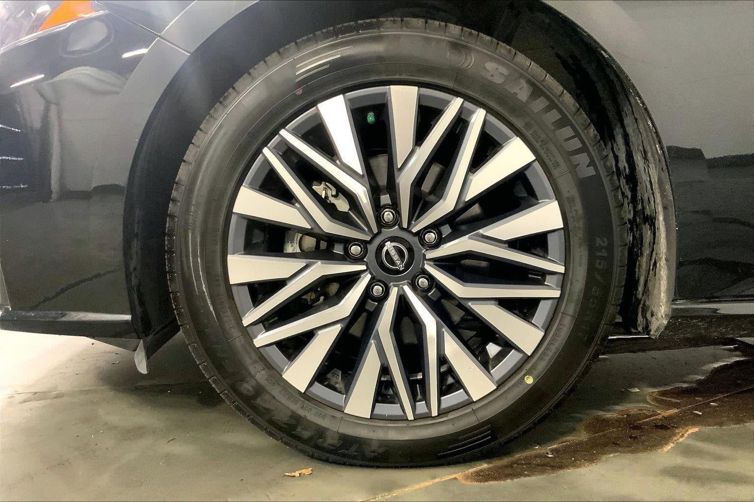Used 2025 Nissan Altima 2.5 SV FWD image 9