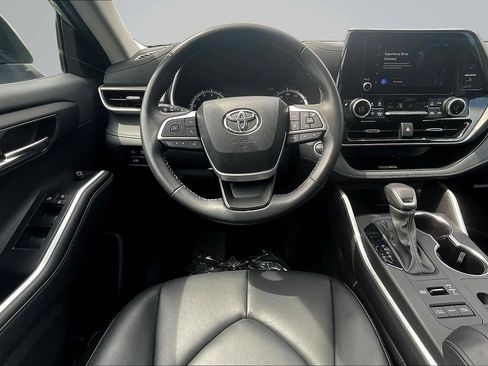 Used 2024 Toyota Highlander XLE AWD/4WD image 9