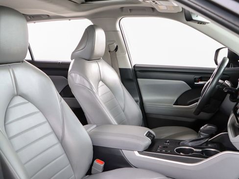 Used 2023 Toyota Highlander XLE image 28