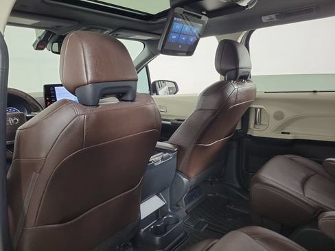 Used 2024 Toyota Sienna Platinum FWD image 11