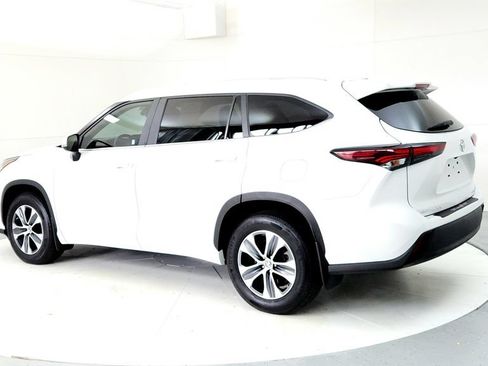 Used 2024 Toyota Highlander XLE AWD/4WD image 4