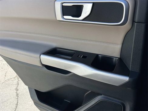 Used 2023 Ford Explorer XLT image 19