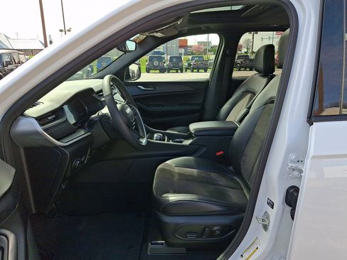 Certified 2023 Jeep Grand Cherokee Altitude image 15