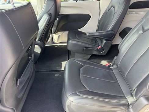 Used 2022 Chrysler Pacifica Touring-L image 9