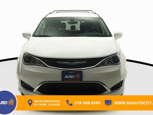 Used 2020 Chrysler Pacifica Touring-L FWD image 4