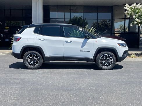 New 2026 Jeep Compass Trailhawk w/ Sun, Sound & Navigation Group AWD/4WD image 3