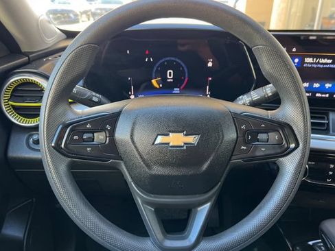 Used 2025 Chevrolet Trax LT FWD image 28