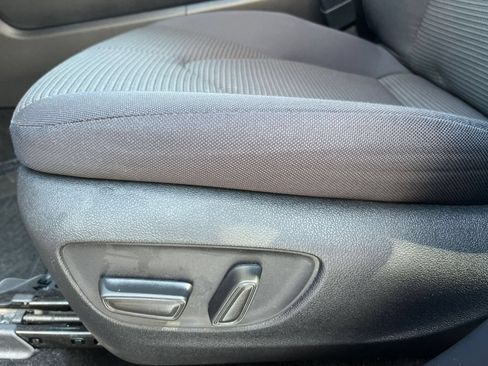 Used 2025 Toyota Highlander LE FWD image 23