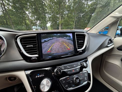 Used 2024 Chrysler Pacifica Touring-L FWD image 25