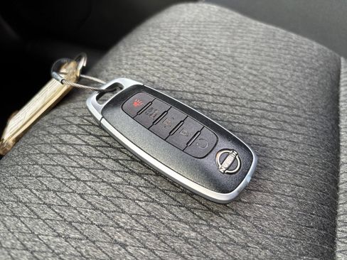 Used 2025 Nissan Rogue SV AWD/4WD image 18
