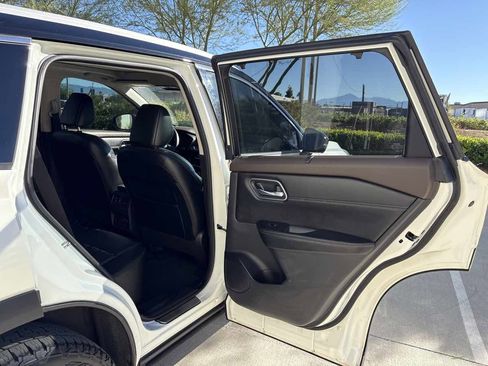 Used 2021 Nissan Rogue Platinum image 14