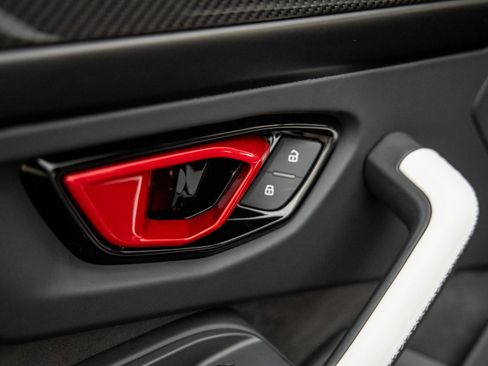 Used 2025 Lamborghini Urus SE image 18