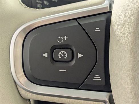 Used 2022 Volvo XC60 B5 Momentum image 16