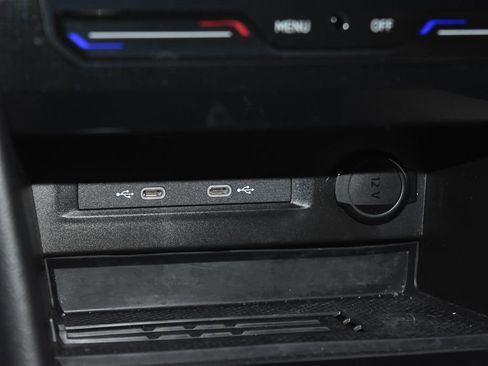 Certified 2025 Volkswagen Taos SE w/ Panoramic Sunroof Package image 12