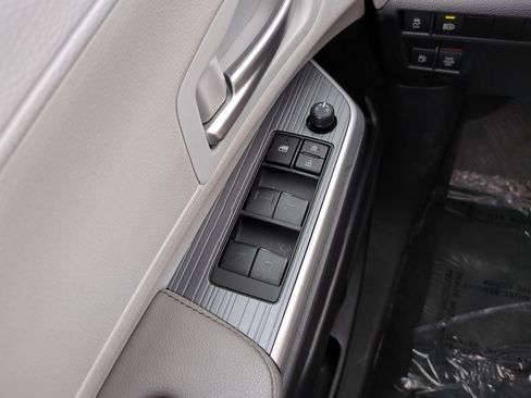 Used 2025 Toyota Sienna XLE FWD image 19