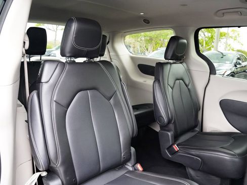 Used 2024 Chrysler Pacifica Touring-L image 29