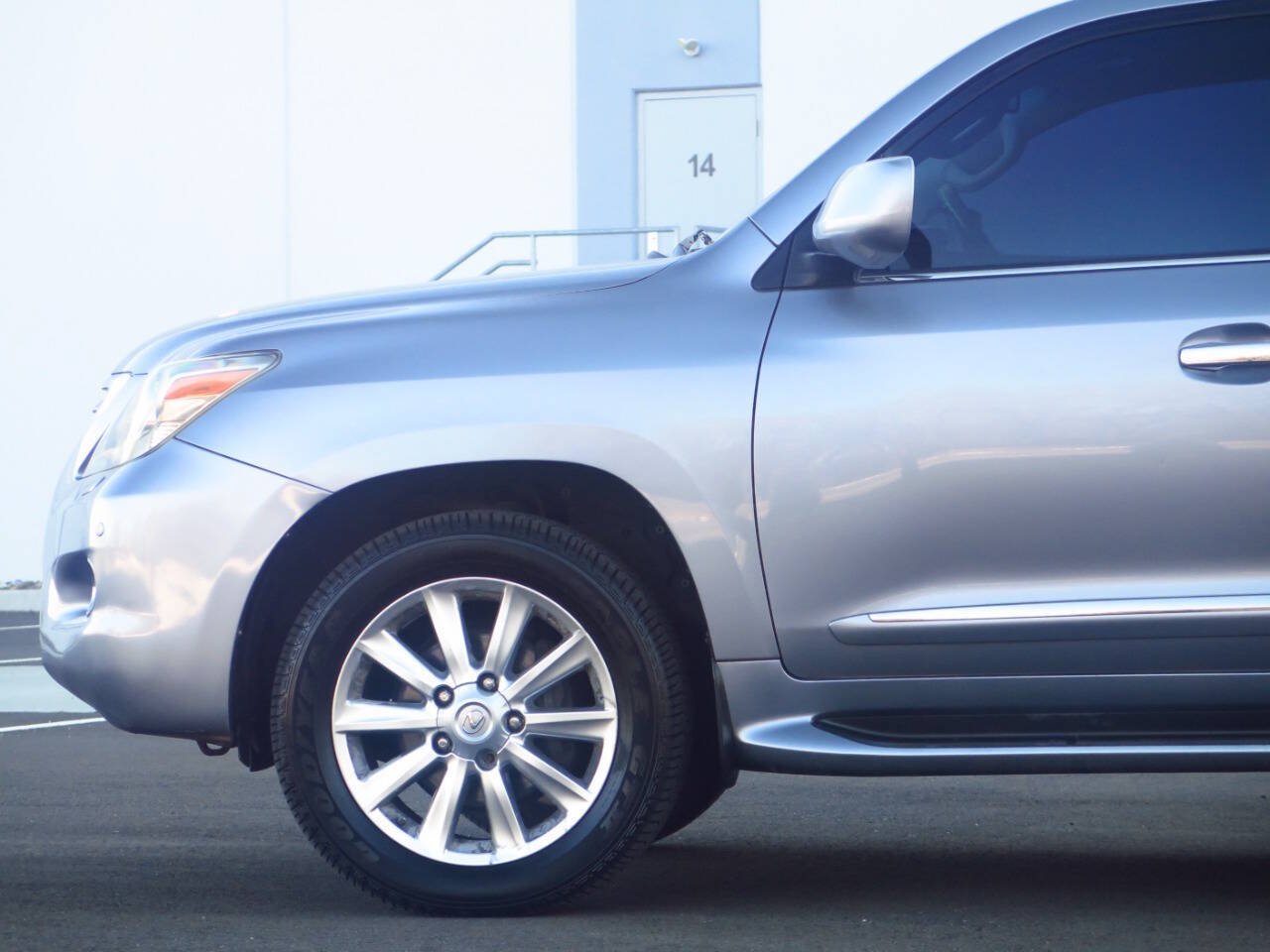 Used 2008 Lexus LX 570 4WD w/ Technology Pkg image 32