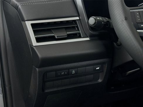 New 2026 Mitsubishi Outlander SE FWD image 2