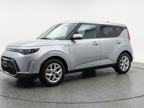 Used 2025 Kia Soul LX w/ LX Technology Package FWD image 3