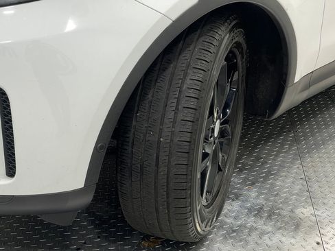 Used 2017 Land Rover Discovery SE image 38