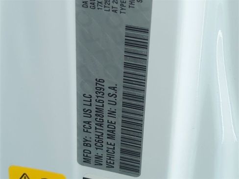 Certified 2021 Jeep Gladiator Willys image 28