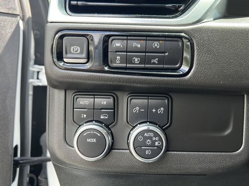 Used 2025 GMC Yukon XL Denali AWD/4WD image 32