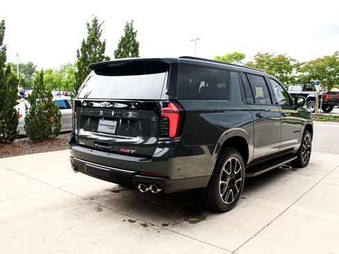 Used 2026 Chevrolet Suburban RST w/ Comfort Package AWD/4WD image 10