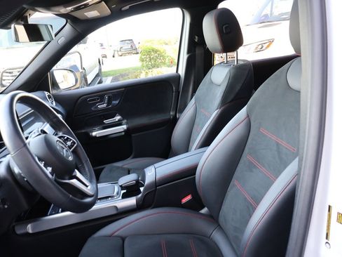 Used 2023 Mercedes-Benz GLB 250 4MATIC image 16