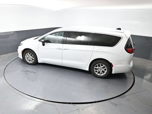 Used 2024 Chrysler Pacifica Touring-L FWD image 44